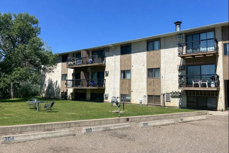Crestwood (1423 19 St) exterior